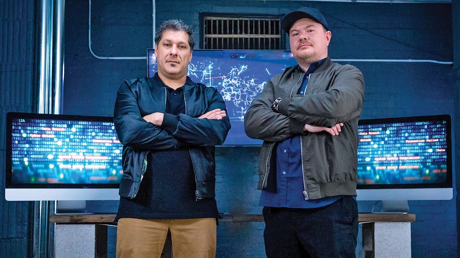 Sébastien Lévesque et Emile Gauthier devant les écrans du décor de la série Distorsion sur MOI & CIE.